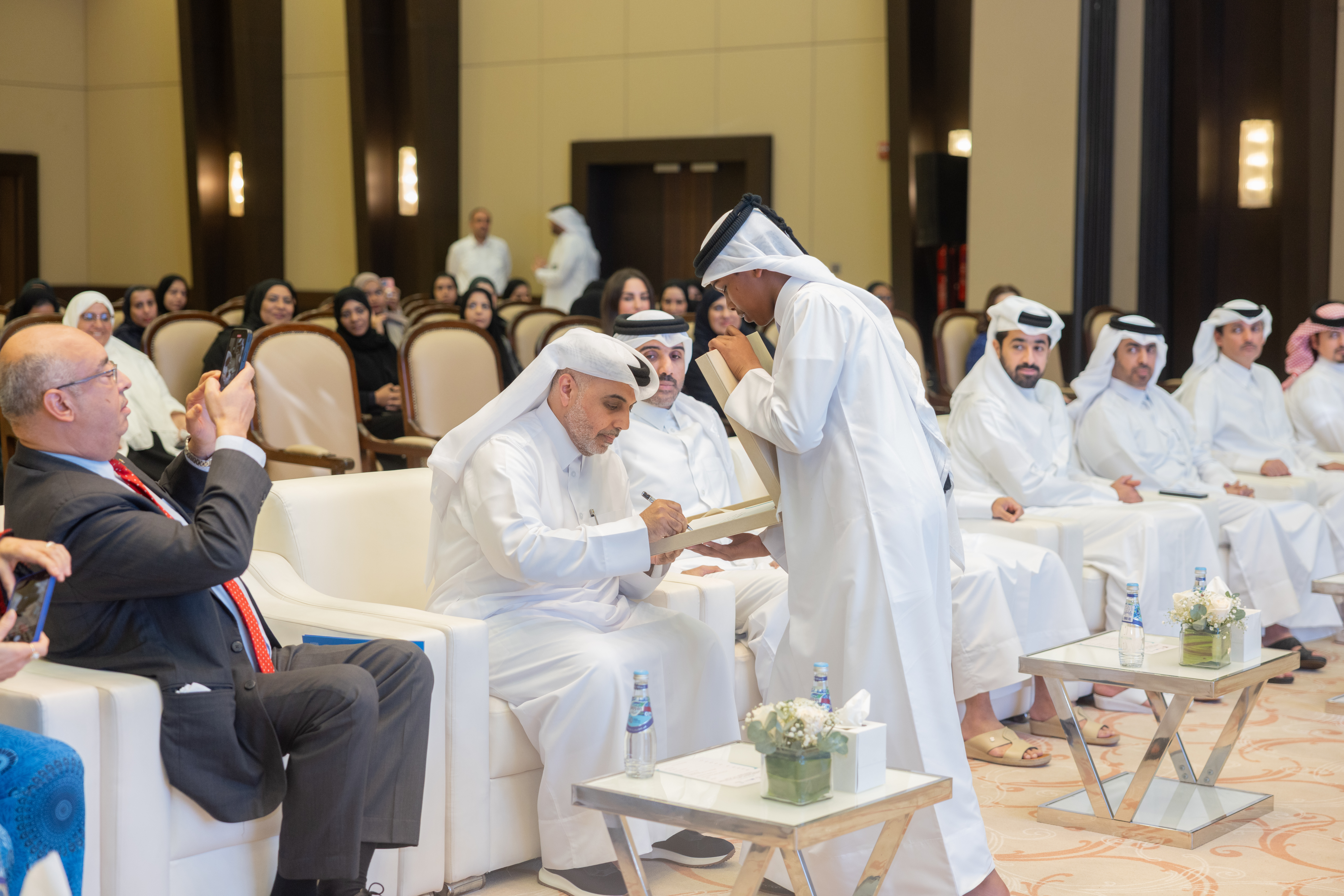 الرئيس التنفيذي للمؤسسة القطرية للعمل الاجتماعي يدشن الحقيبة التدريبية لمعمل الفن